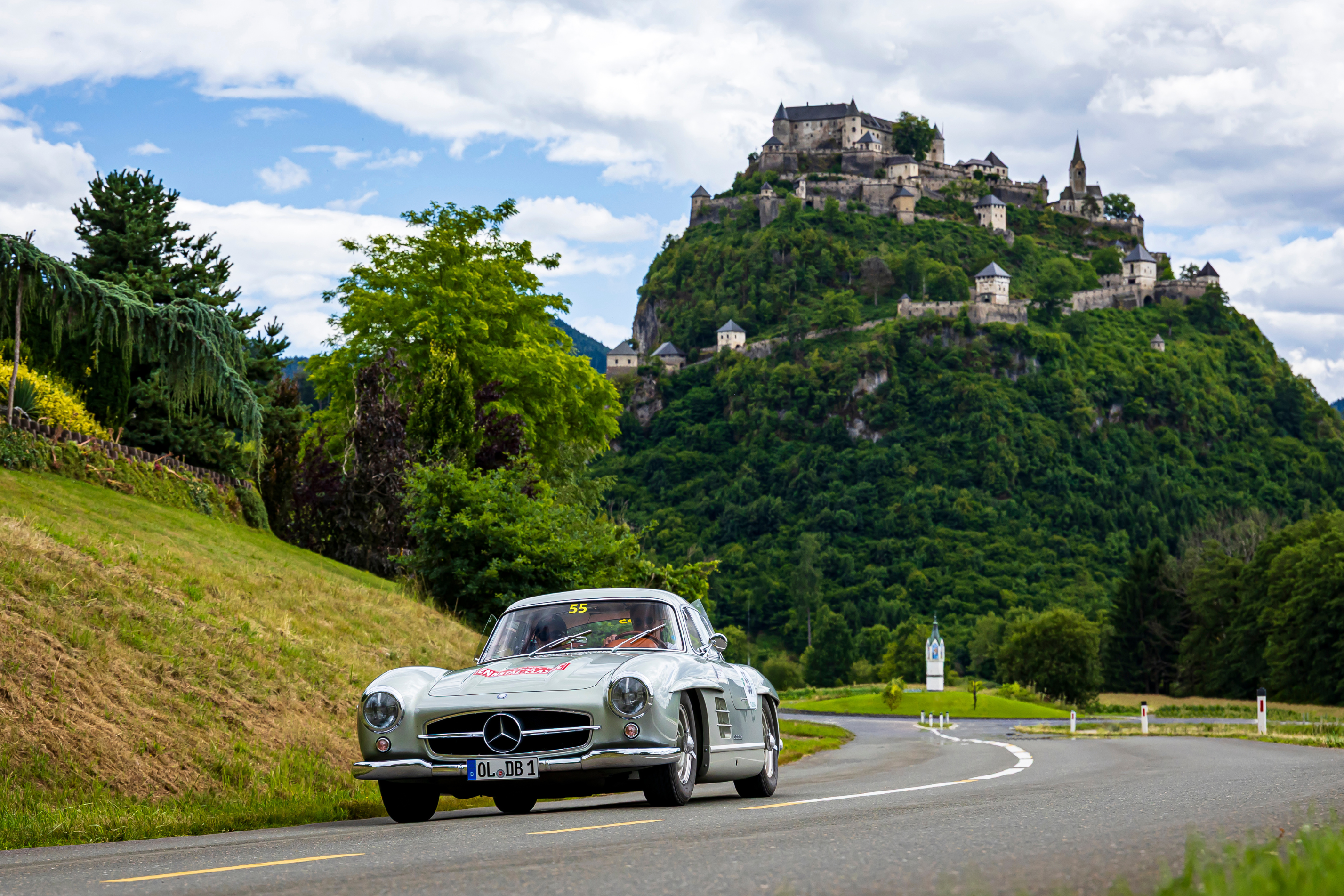 Mercedes vor Burg